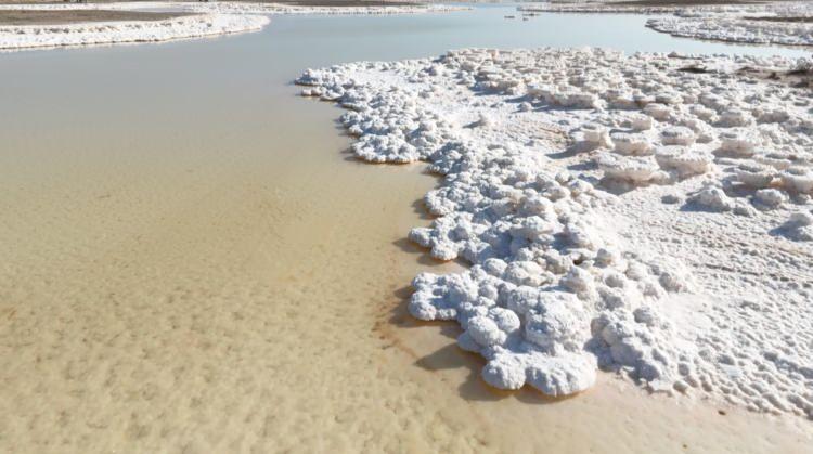 <p>Aksaray, Konya ve Ankara sınırlarında yer alan ve Van Gölü'nden sonra Türkiye'nin en büyük 2. gölü olan Tuz Gölü kırmızı alarm veriyor. </p>
