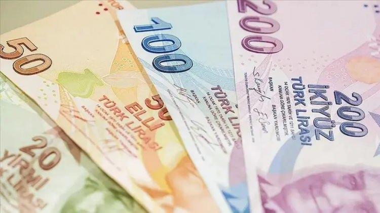 <p><strong>SİLAH RUHSATLARI DA ARTACAK</strong></p>

<p> </p>

<p> </p>

<p>Silah taşıma ve bulundurma ruhsatları 5 yıl boyunca geçerli oluyor. Silah bulundurma ruhsatı 50 bin 565 liradan 63 bin 454 liraya, silah taşıma ruhsatı 158 bin liradan 198 bin 517 liraya, yivli av tüfeği bulundurma ruhsatı 50 bin 565 liradan 63 bin 454 liraya, yivli av tüfeği taşıma ruhsatı 158 bin liradan 198 bin 517 liraya, yivsiz tüfek ruhsatnamesi bin 225 liradan bin 537 liraya yükselmesi bekleniyor.</p>
