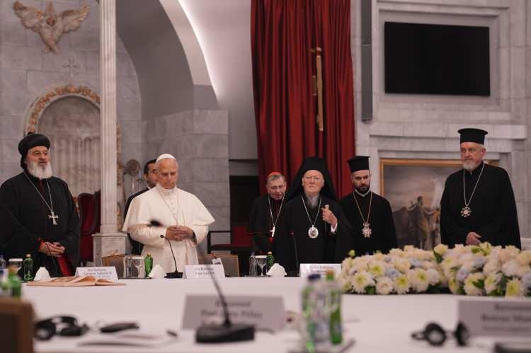 <p><span style="color:rgb(67, 67, 67)"> Fener Rum Patriği I. Bartholomeos da toplantıda yer aldı.</span></p>
