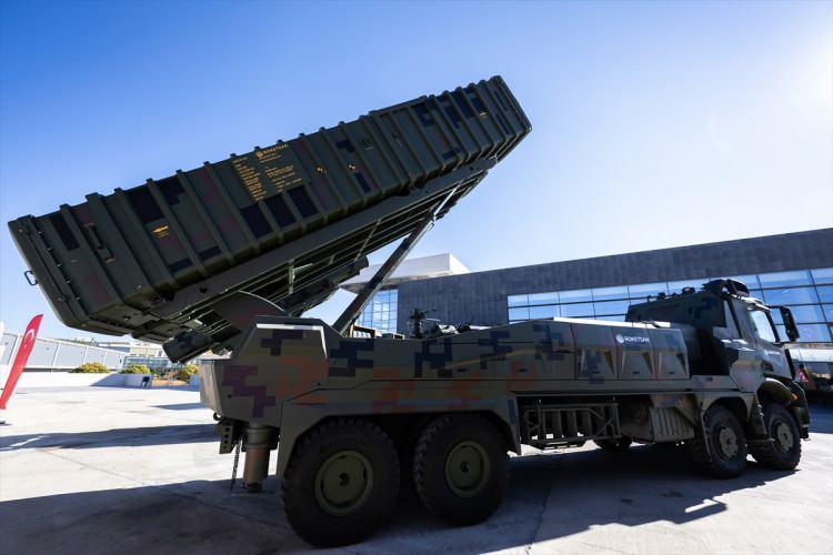 <p><strong>ALKA Yönlendirilmiş Enerji Silah Sistemi ürün ailemiz, modern harp ortamının hızla değişen dinamiklerine uyum sağlayan, asimetrik tehditlere karşı yüksek etkinlik ve geniş görev yelpazesi sunan, kullanıcı dostu, ileri seviye bir savunma teknolojisi olarak öne çıkıyor. Hassas hedefleme, yapay zeka destekli zafiyet analizi ve enerji tabanlı etkisizleştirme gibi son teknoloji kabiliyetlerin entegrasyonu sayesinde ALKA, İHA'lardan EYP'lere, patlamamış mühimmatlardan kablolu FPV kontrollü İHA'lara kadar uzanan geniş asimetrik tehdit grubuna karşı düşük maliyetli ve sürdürülebilir bir çözüm sunuyor. Kinetik silah sistemlerinin yüksek maliyetleri ve sınırlı mühimmat kapasitesi, özellikle tekrarlayan asimetrik tehditlerle mücadelede uzun vadede ekonomik sürdürülebilirliği zorlaştırırken, ALKA operasyon başına maliyetlerini minimize ederek sürdürülebilir bir savunma stratejisi sağlıyor."</strong></p>

<p> </p>
