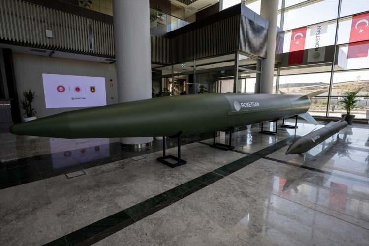 <p><span style="color:rgb(178, 34, 34)"><strong>SUYUN ALTINDAKI CAYDIRICILIK DA ARTACAK</strong></span></p>

<p>Roketsan olarak 37 yıllık mühendislik birikimleriyle yeni sistemler geliştirmeye devam ettiklerini bildiren İkinci, Türk Silahlı Kuvvetlerinin envanterinde bulunan ATMACA Gemisavar Füzesi'nin denizaltından atılacak versiyonu olan AKATA ile Türkiye'ye dünyada sayılı ülkenin sahip olduğu su altından güdümlü mermi atış kabiliyetini kazandırmanın gururunu yaşadıklarını dile getirdi.</p>

<p> </p>
