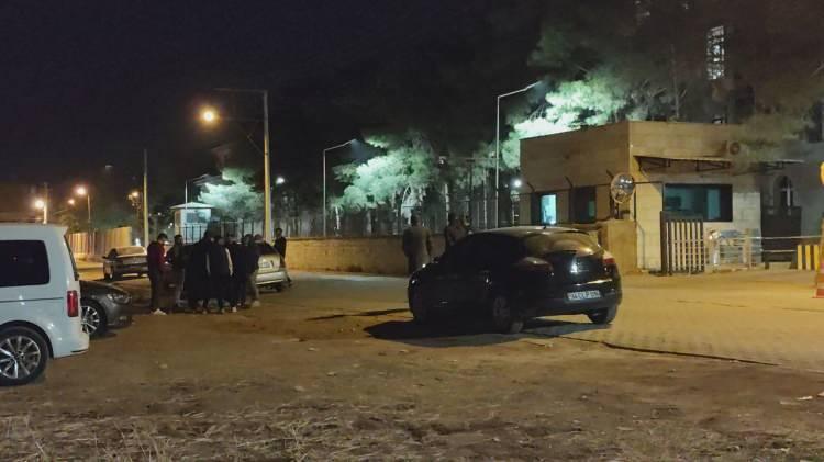 <p><span style="color:#A52A2A"><strong>GÖZALTINA ALINAN KOMŞU TUTUKLANDI </strong></span></p>

<p> </p>

<p>Yürütülen soruşturma kapsamında ailenin komşuları M.C.,<span style="color:#A52A2A"><em><strong> olayda kullanıldığı değerlendirilen tabanca ile birlikte yakalandı. </strong></em></span></p>

<p> </p>

<p>M.C. işlemlerinin ardından sevk edildiği adliyede çıkarıldığı hakimlik tarafından <span style="color:#A52A2A"><em><strong>"delil karartmak" suçundan tutuklandı. </strong></em></span></p>

<p> </p>

<p><strong><em>KAYNAK: DHA</em></strong></p>
