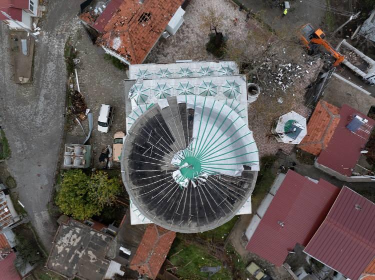 <p>İzmir Büyükşehir Belediyesinden yapılan açıklamada, dünden bu yana İzmir genelinde devam eden yağışların özellikle Karaburun, Foça, Çeşme ve Dikili'de etkili olduğu belirtilerek, şunlar kaydedildi:</p>

<p>"Karaburun'da son 24 saatte metrekareye 165, Foça'da 137, Çeşme'de 131, Dikili'de 110 kilogram yağış düştü. Deniz seviyesinin de yükselmesiyle birlikte su baskınları yaşandı. İzmir Büyükşehir Belediyesi 1200 personel, 342 araç, 200 iş makinesi ve pompa ile su taşkını yaşanan bölgelerde yaşamı normale döndürmek için kesintisiz çalışıyor. İZSU 185 Çağrı Merkezi'ne toplam 106 ihbar geldi. Taleplerin 18'i Çeşme bölgesinden iletilirken, gelen ihbarların 4'ü yol su baskını, 14'ü ise ev su baskını olarak kayda geçti. İtfaiye 112 ihbar hattına iletilen toplam vaka sayısı 61 oldu. İhbarların 44'ü ev su baskını, 11'i iş yeri su baskını, 3'ü hasar tespiti, 2'si araç su baskını sebebiyle oldu."</p>
