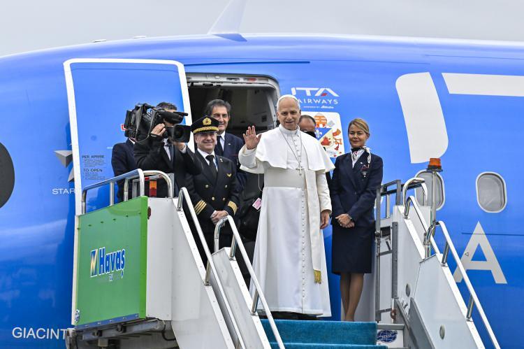 <p>Papa 14. Leo ve beraberindeki heyeti taşıyan uçak saat 14.55'de Atatürk Havalimanı'ndan havalandı.</p>
