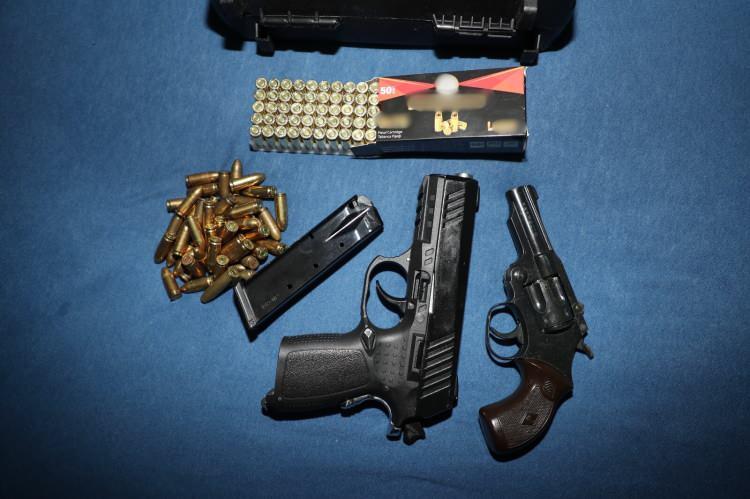 <p>Şahıslar burada mekanda çalışan kadınlar tarafından karşılanarak eğlenme bahanesiyle işletmeye götürüldü.</p>
