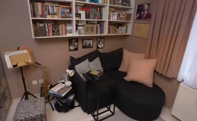 <p><strong>Evin en dikkat çeken alanlarından bir diğeri yüzlerce kitabın sıralandığı devasa kitaplığa sahip çalışma odası. Sanatla iç içe yaşamına ışık tutan sakin bir çalışma alanı inşa eden Erbulak, eşi ile burada birlikte televizyon izleyip vakit geçiriyor.</strong></p>
