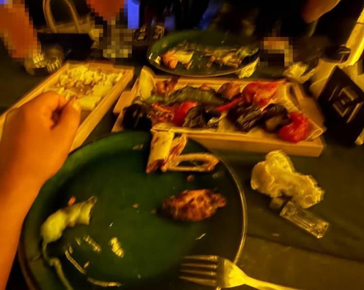 <p>Müşterilerin hesaba itiraz etmesi üzerine ise şüphelilerin silah göstererek, cebir ve tehditle nakit, kredi kartı ya da mobil bankacılık üzerinden hazır kredi kullandırarak ödemeye zorladıkları, elde edilen paraların işletme yöneticileri ve çalışanlar arasında günlük olarak belirli oranlarda paylaşıldığı tespit edildi.</p>
