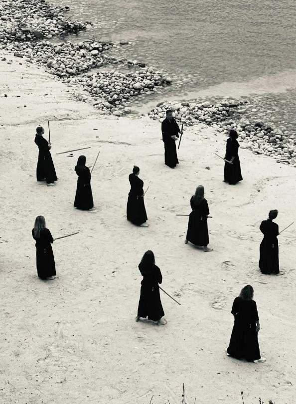 <p><span style="color:#FF0000"><strong>"ÖLÜMLE YÜZ YÜZE GELİNCE SAMURAY GİBİ HİSSEDİYORSUN"</strong></span></p>

<p><strong>"Ölümle yüz yüze gelince kendini samuray gibi hissediyorsun." diyerek kansere karşı kazandığı mücadeleyi hatırlatan 50 yaşındaki sevilen oyuncu, şöyle konuştu:</strong></p>

<p> </p>

<p><strong>"Bir rahatsızlık yaşadım ama atlattım. Bu hastalık çok kişisel bir yolculuk, kimi yalnız baş etmek istiyor kimi de destek alıyor. Ölümle yüz yüze gelince kendini samuray gibi hissediyorsun. O sınavda samuray gibi o hastalıkla savaşman gerekir. Ben bu işin samurayı oldum diyordum. </strong></p>
