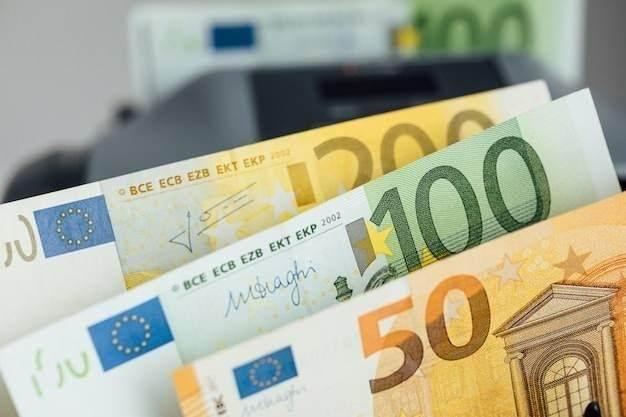 <p><span style="color:#B22222"><strong>AB EKONOMİSİNDE DENGESİZ GİDİŞAT</strong></span></p>

<p> </p>

<p>Avrupa Birliği 27 üyeden oluşuyor. Bu blok, son yıllarda dengesiz bir büyüme yaşadı. En büyük ekonomileri bile durgunluk veya hafif daralmalarla karşılaştı.</p>
