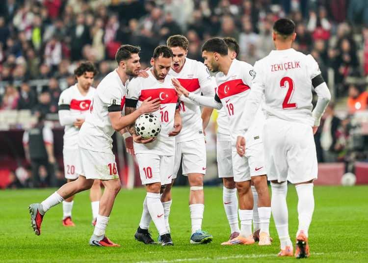 <p>FIFA'dan yapılan açıklamada, kıtalararası play-off eşleşmelerinden iki ve Avrupa elemelerinden gelecek dört ülkenin 4. torbaya yerleştirileceği belirtildi. Türkiye, play-off maçlarını kazanırsa Dünya Kupası kura çekimine 4. torbadan katılacak.</p>

