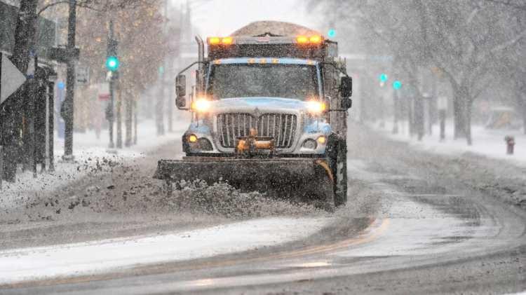 <p>Uçuşlardaki iptal ve ertelemeler nedeniyle Şükran Günü tatilinden dönen binlerce yolcu havalimanlarında mahsur kalırken, kar seviyesi bazı bölgelerde 30 santimetreyi buldu.</p>

<p> </p>
