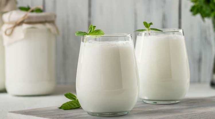 <p><strong>Türk mutfağının vazgeçilmez lezzetlerinden 'ayran', neredeyse tüm yemeklerin en sevilen eşlikçisi. Tansiyonu dengeleyen, yaz aylarında sıcaklara karşı ferahlatıcı bir etki sunan ve diyet listelerinin olmazsa olmazı haline gelen ayran yalnızca lezzeti değil faydalarıyla da yıldız gibi parlıyor.</strong></p>
