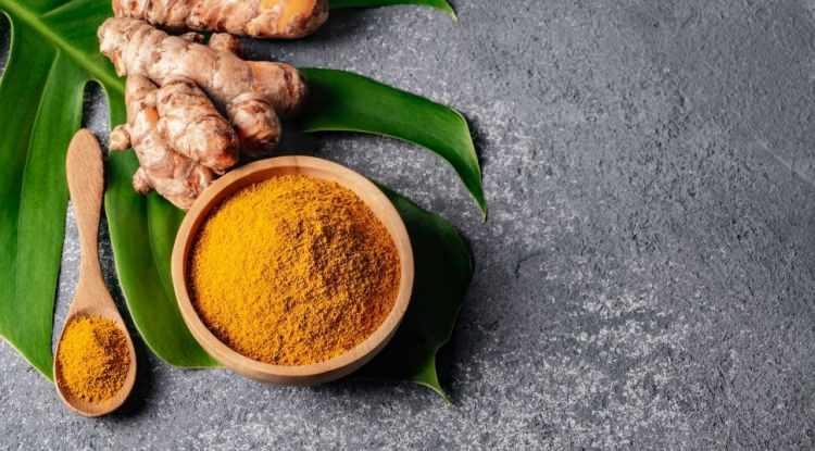 <p><strong>Zerdeçalın içerisindeki en değerli ve aktif bileşen olan kurkuminin, yağ veya süt ürünleriyle birlikte tüketildiğinde emiliminin arttığı bilinmektedir. Bundan dolayı ayran-zerdeçal ikilisini beraber tüketmek, potansiyel etkilerin daha kolay gösterilmesini sağlar.</strong></p>
