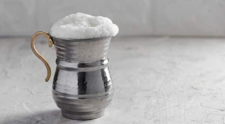 <p><strong>Protein, kalsiyum, magnezyum, fosfor, B vitaminleri ve probiyotikler açısından oldukça zengin olan ayrana bazen farklı eklemelerde bulunuyoruz. Bu eklemeler çoğu zaman lezzeti artırmak için olsa da bazı doğal besinler eklenerek destekleyici bir içeceğe dönüştürülebilir.</strong></p>
