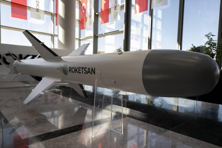 <p>İkinci, <strong>"Üstün teknolojiyle donattığımız AKATA, 250 kilometreye ulaşan menzili ve yüksek patlayıcılı parçacık etkili harp başlığıyla 'mavi vatan' savunmasına güç katacak. Geliştirme çalışmalarına devam ettiğimiz AKATA'nın Türk Deniz Kuvvetlerimizin envanterindeki denizaltı platformlarına entegrasyonuna, seri üretimine ve kapasite artırımına yönelik faaliyetlerimizi sürdürüyoruz. Bu sistemimizi en kısa sürede Türk Deniz Kuvvetlerimizin, daha sonra da dost ve kardeş ülkelerin envanterine kazandırmayı hedefliyoruz." </strong>dedi.</p>

<p> </p>
