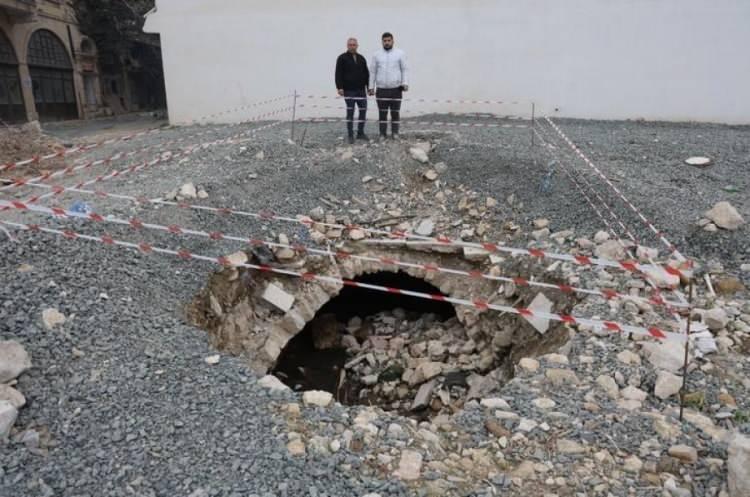 <p><strong>TARİH FIŞKIRIYOR</strong></p>

<p> </p>

<p>Kahramanmaraş merkezli depremlerde ağır hasar alan Hatay'ın Antakya ilçesinde yıkım yaşanan bölgelerde enkazın kaldırılmasıyla birlikte tarihi yapılar ortaya çıkmaya devam ediyor.</p>

<p> </p>

<p>Depremden önce bina bulunan Kışlasaray Mahallesi, Saray Caddesi üzerindeki arazide enkazın kaldırılması ve arazide yaşanan göçükle ortaya su kanalı çıktı. Yüzeye yaklaşık 1 metre derinlikte bulunan ve depremden önce binanın hemen altından geçen dere vatandaşların ilgisini çekti.</p>
