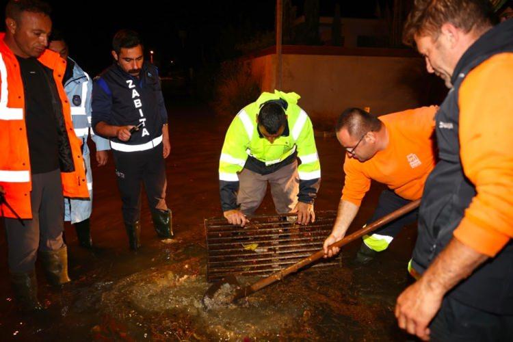 <p>Bazı araçlar su birikintilerinde mahsur kalırken, trafikte yoğunluk yaşandı.</p>

<p>İş yerleri ve evlerini su basan vatandaşlar ise biriken suları temizlemeye çalıştı.</p>
