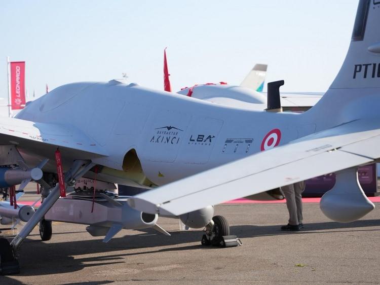 <p><span style="color:#B22222"><strong>BAYKAR İHA’LARI LEONARDO SİLAH SİSTEMLERİ İLE ENTEGRE EDİLECEK</strong></span></p>

<p><span style="color:#B22222"><strong>​</strong></span></p>

<p>Leonardo ile Baykar ortak girişimi olan LBA Systems, kısa süre önce İtalya’nın üç farklı üretim lokasyonunda beş farklı insansız hava aracı (İHA) üretmeyi planladığını duyurdu. Ortak girişim çerçevesinde, Baykar İHA’ları her iki şirketin tesislerinde üretilecek ve Leonardo’nun sensör ile silah sistemleriyle entegre edilecek.</p>
