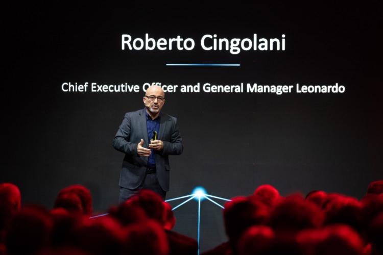 <p>Baykar’ın birlikte ortak girişim kurduğu İtalyan Leonardo, İsrail’in Demir Kubbe sistemine benzer şekilde devletleri hava tehditlerinden korumak için “Michelangelo Kubbesi” adını verdiği hava savunma sisteminin ileri tasarımını tanıttı.</p>
