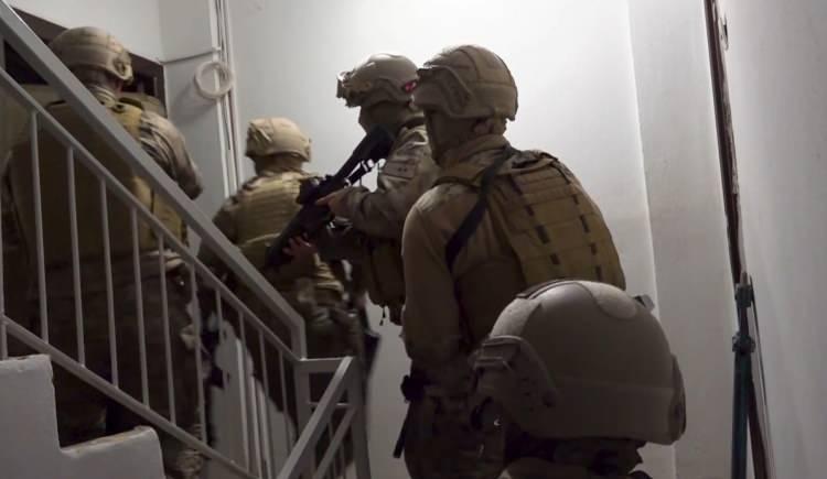 <p>Operasyonda 2 adet ruhsatsız tabanca, 99 adet fişek, suça konu çok sayıda evrak ve doküman ele geçirildi.</p>
