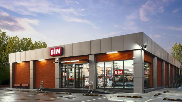 <p><strong>BİM 25 Kasım Salı</strong> kataloğunda günlük market alışverişi ve temizlik ürünleri ön planda olurken, 28 Kasım Cuma<strong> “Aldın Aldın”</strong> kataloğunda ise televizyon, küçük ev aletleri gibi teknolojik ürünler ve ev tekstili kategorisindeki indirimler bulunuyor.</p>
