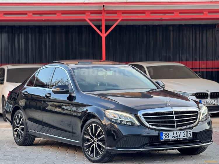 <p>Türkiye'nin en popüler premium sedanlarından biri olan C-Serisi'nde sorun "seçenek kısıtlılığı". Analistler, aracın tek güç aktarma organı seçeneğiyle sunulmasının, farklı performans ve sürüş karakteri arayan sürücüleri tatmin etmediğini ve bunun da satış kararına neden olduğunu değerlendiriyor.</p>
