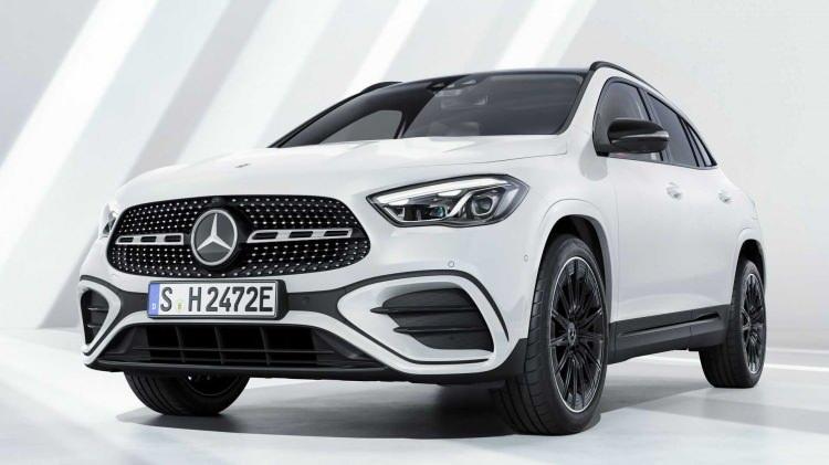 <p>Markanın kompakt SUV modeli GLA, teknoloji ve donanım dengesiyle eleştiriliyor. Araç içi teknolojinin karmaşıklığı kullanıcıları yorarken, diğer rakip modellerde standart olarak sunulan birçok sürücü destek özelliğinin GLA'da ek maliyetle sunulması şikayet konusu oluyor.</p>
