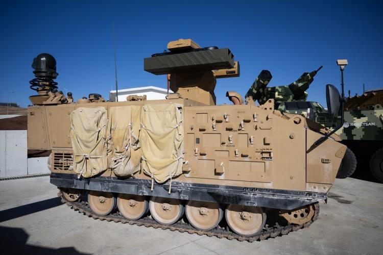 <p><span style="color:rgb(178, 34, 34)"><strong>ALKA, ENERJİ SİLAHINDA TEK</strong></span></p>

<p> </p>

<p>Bugün gelişen teknolojiyle tehdit tiplerinin de değiştiğini, bunun yeni tür savunma sistemlerinin kullanımını gerekli kıldığını anlatan İkinci, bu noktada ALKA Yönlendirilebilir Enerji Silah Sistemi'nin (ALKA YESS) son dönemde sıkça gündeme gelen dron tehditlerini algılayıp lazer silahıyla imha edebilmesiyle önemli bir kabiliyeti daha ülke savunmasına kazandırdığını dile getirdi.</p>

<p> </p>
