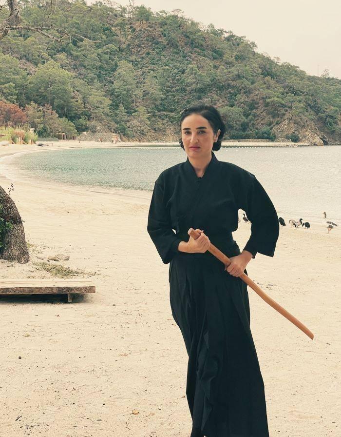 <p><strong>İki elemeden geçtim. Barbados'tan İngiltere'ye dünyadan 16 kadın Göcek'te buluştuk 5 gün hem Ninja hem samuray eğitimi aldık. İlk defa dünyada kadın samuray eğitimi veriliyor. Mayıs'ta hocamızın Japonya'daki okulunda 1.5 ay eğitime devam edeceğim."</strong></p>
