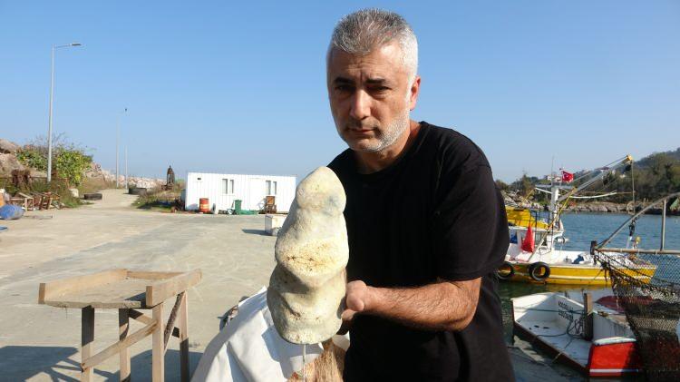 <p><span class="cf0">"Sabah saatlerinde denize a</span><span class="cf1">ç</span><span class="cf0">ıldık. Ancak denizden balık yerine bir atın </span><span class="cf1">ön aya</span><span class="cf0">ğına benzeyen bir cisim </span><span class="cf1">ç</span><span class="cf0">ıktı. Bunun doğal yollarla oluşmuş bir şey olduğunu d</span><span class="cf1">ü</span><span class="cf0">ş</span><span class="cf1">ünmüyoruz çünkü mermer benzeri sert granit bir ta</span><span class="cf0">ş </span><span class="cf1">üzerinde i</span><span class="cf0">şlenmiş gibi duruyor. </span></p>
