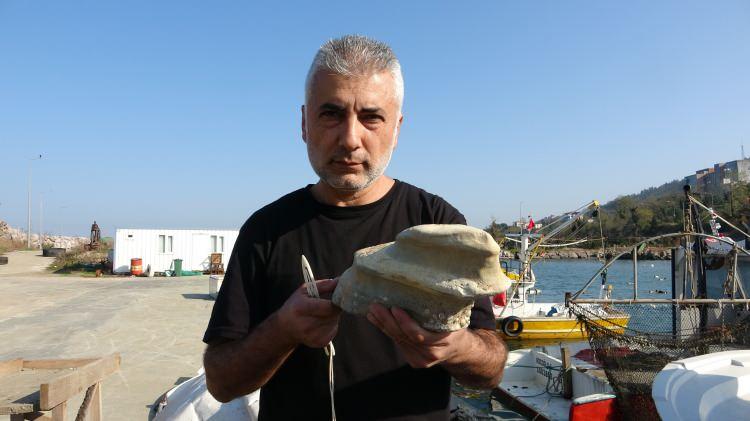 <p>Ağların ağırlığı nedeniyle balık yakaladıklarını düşünen balıkçılar, denizden çıkan parçanın atın ön ayağını andıran bir heykel parçasına benzemesiyle adeta donakaldı.</p>
