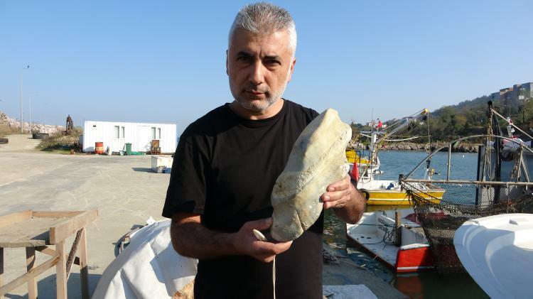 <p><span class="cf0">Kendi başına bir obje mi yoksa bir at heykelinin par</span><span class="cf1">ças</span><span class="cf0">ı mı bilemiyoruz. Bunu m</span><span class="cf1">üze müdürlü</span><span class="cf0">ğ</span><span class="cf1">üne göstererek ne oldu</span><span class="cf0">ğunu anlayabiliriz. </span></p>
