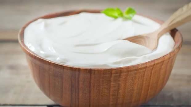 <p><strong>TAZE VE DOĞAL SÜT KULLANIN</strong></p>

<p> </p>

<p>Ev yoğurdunun dolgun ve yoğun kıvamlı olabilmesi için taze ve doğal süt kullanın. Pastörize edilmemiş, katkısız ve tam yağlı süt, zengin yağ ve protein içeriğinden ötürü yoğurdu hem daha aromatik hale getiriyor hem de daha sert olmasını sağlıyor.</p>
