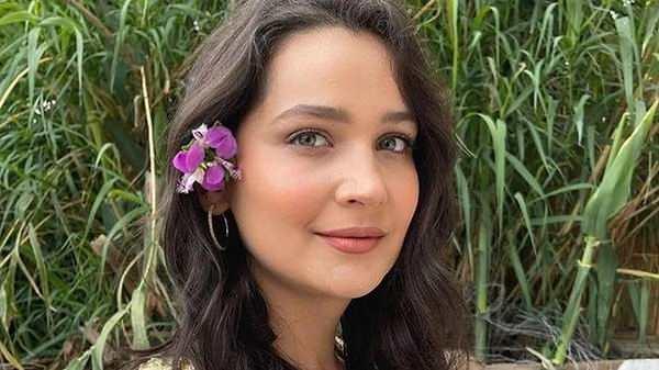 <p>Ramadan, <strong>Gülsim Ali'nin katıldığı bir programda kendisinin şarkısını mırıldanan görüntülerini fark edince</strong> bu anları kendi hesabında yayınladı ve paylaşımına <span style="color:#800080"><em><strong>"Buna bayıldım. Harika Türk oyuncu @gylulsim"</strong></em></span> notunu ekleyerek <strong>güzel oyuncuya övgüler yağdırdı</strong>.</p>
