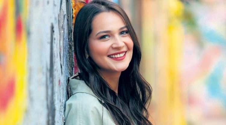 <p>Kısa sürede büyük yankı uyandıran bu paylaşım, hem <strong>Türkiye'de hem de Orta Doğu'da geniş bir hayran kitlesi bulunan Gülsim Ali</strong> için adeta <strong>bir gurur kaynağı</strong> oldu. </p>
