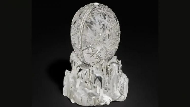 <p>Platin üzerine yerleştirilen ve kaya kristalinin oyulmasıyla oluşturulan eser, eritilmiş buzu andıran kaidesi, iç bölümünü süsleyen buz kristali desenleri ve üzerinde yer alan <strong>4.500'ü aşkın gül kesim elması</strong> ile gören herkesin dikkatini çekmeyi başarıyor.</p>
