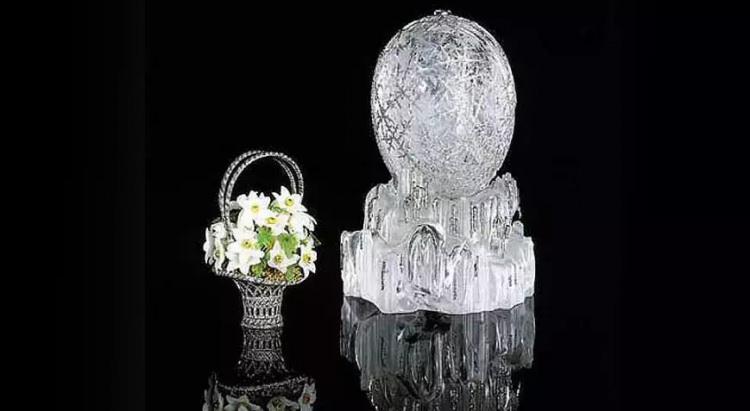 <p>14,2 santimetre yüksekliğindeki bu nadide sanat eseri, Fabergé'nin imzası sayılan özel bir "sürprizi" de içinde barındırıyor.</p>
