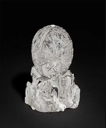 <p>Christie's uzmanı <strong>Margo Oganesian</strong>, Kış Yumurtası'nın Fabergé tarafından üretilen <strong>50 İmparatorluk Paskalya Yumurtası</strong> içinde en nadir örneklerden biri olduğunu belirtiyor.</p>
