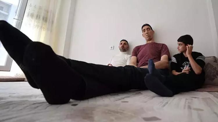 <p>Sultan Kösen, <span style="color:#800080"><em><strong>"Yaklaşık 16 yıldır Guinness Rekorlar Kitabı'nda rekorumu koruyorum. Ellerim dünyanın en büyük elleri, ayaklarım 61 numara, dünyanın en büyük ayakları. Bu rekoru korumak çok gurur verici. Londra’da hayatımı anlatan belgeselin çekimleri yapılacak, ardından takipçilerimiz ve hayranlarımız için imza günü olacak.</strong></em></span></p>

<p><span style="color:#800080"><em><strong>Ülkemizi, güzel Türkiye'mizi ve kültürümüzü dünyaya taşımaktan gurur duyuyorum" </strong></em></span>sözleriyle bu rekordan gurur duyduğunu dile getirdi.</p>
