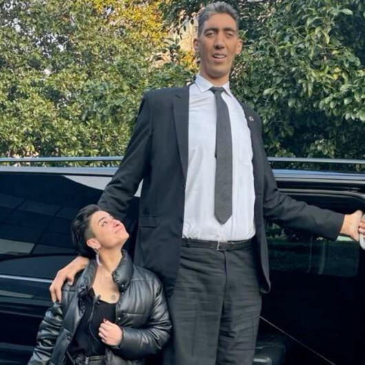 <p>Kösen'in menajeri <strong>Mehmet Veysi Bora</strong>, belgesel çekimlerinin yanı sıra <strong>uluslararası üniversitelerden akademik ekiplerin Kösen'e sağlık taraması uygulayacağını</strong> ve bu çalışmaların <strong>bilimsel bir yayına dönüştürüleceğini</strong> açıkladı.</p>
