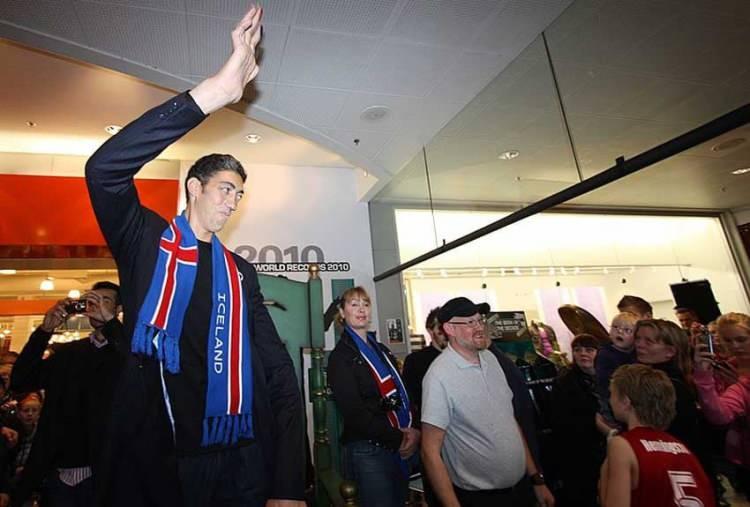 <p>Bora, <span style="color:#800080"><em><strong>"Sultan'a gösterilen ilgi dünyanın her yerinde tartışmasız. Birçok ünlü bile onunla fotoğraf çektirmek için özel izin istiyor" </strong></em></span>diyerek Kösen'in <strong>küresel bilinirliğini</strong> vurguladı.</p>
