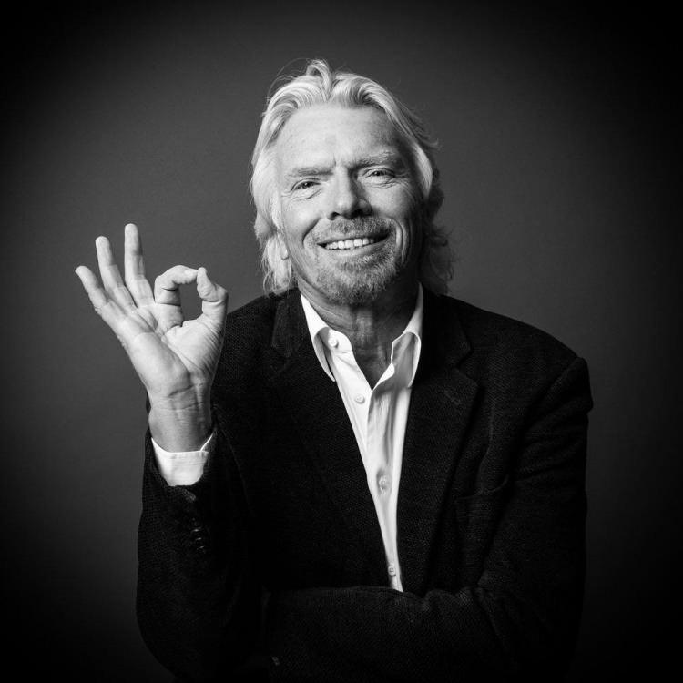 <p>İngiliz milyarder <strong>Richard Branson</strong>, sabahlarına <strong>meyve salatası</strong> ve <strong>müsli</strong> ile güne başlıyor. Hemen ardından, favori yemeği olan <strong>tütsülenmiş ringa balığı</strong>yla güne devam ediyor. İlginç bir şekilde, tıpkı Türkler gibi, çaya olan düşkünlüğüyle tanınan Branson, günde tam <strong>20 bardak çay</strong> içiyor.</p>
