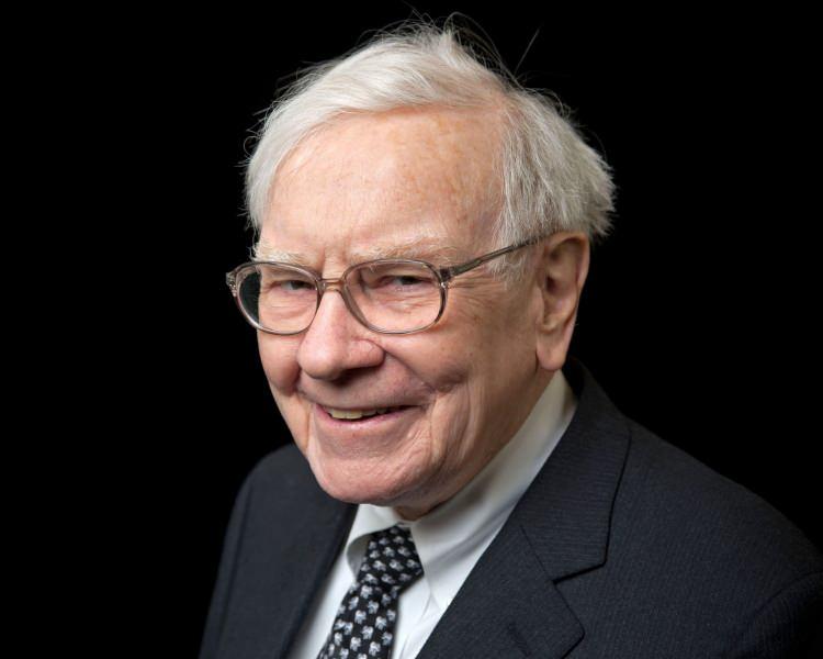 <p><strong>Berkshire Hathaway'</strong>ın kurucusu ve dünyanın en ünlü yatırımcılarından <strong>Warren Buffett</strong>, sabahlarını ofise gitmeden önce zincir <strong>fast-food restoranlarında</strong> geçiriyor. Kahvaltı tercihi ise oldukça basit: <strong>Yumurtalı jambon</strong> ya da <strong>hamburger</strong>. Buffet'in iş dünyasında gösterdiği başarı kadar, yemek konusundaki sadeliği de dikkat çekiyor.</p>
