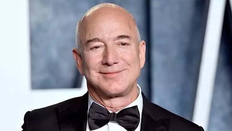 <p><strong>Amazon'</strong>un kurucusu <strong>Jeff Bezos'</strong>un favori yemeği, <strong>Akdeniz mutfağından</strong> ilham alan bir tabak: <strong>Patates, pastırma, sarımsaklı yoğurt ve haşlanmış yumurta</strong>. Ancak Bezos'un öğle ve akşam yemekleri ise genellikle <strong>Fransız mutfağından</strong> ve <strong>barbeküden</strong> oluşuyor. Bezos'un yeme alışkanlıkları, lüks mutfakları ve dünyadaki farklı kültürlere olan ilgisini de gözler önüne seriyor.</p>
