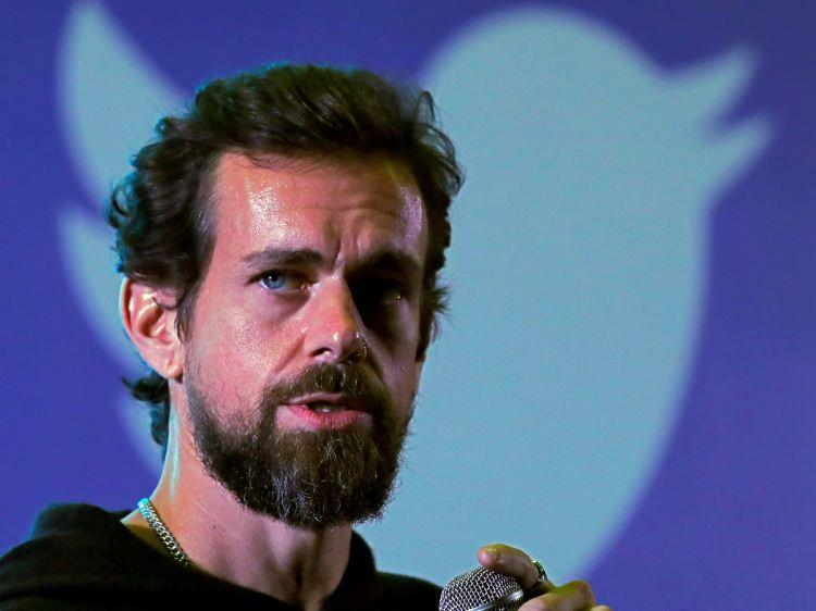 <p><strong>Twitter'</strong>ın eski CEO'su <strong>Jack Dorsey</strong>, sağlıklı beslenme konusunda oldukça katı. <strong>Aralıklı oruç</strong> uygulayarak sadece bir öğün yemek yediği biliniyor. <strong>Şekerli ve işlenmiş gıdalardan</strong> uzak duran Dorsey, eğer kahvaltı yapacaksa da sadece <strong>iki haşlanmış yumurta</strong> ile yetiniyor.</p>
