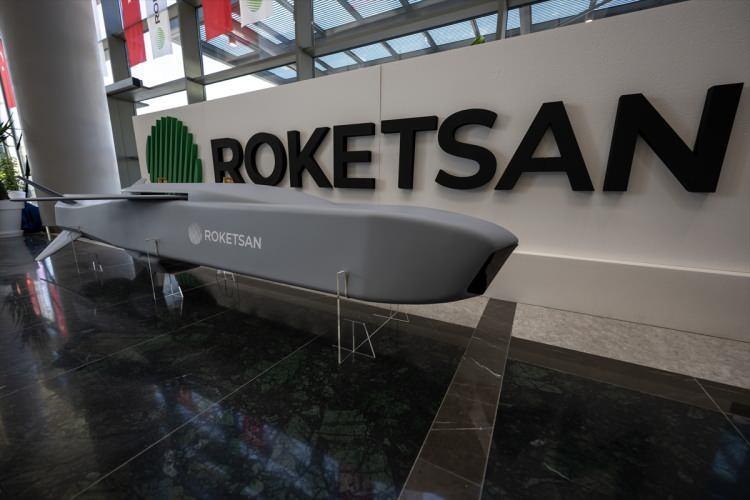 <p><strong>"2024'te ciromuzu dolar bazında yaklaşık yüzde 45 artırarak hedeflerimizi aşmayı başarmış, ihracat gelirlerimizi 380 milyon doların üzerine taşımıştık. Bu yıl sonunda ise bu rakamların çok daha üzerine çıkacağımızı şimdiden söyleyebilirim. 37 yıl önce 25 kişilik çekirdek kadroyla yola çıkan Roketsan'ın bugün 6 bin 500'ü aşkın çalışanı ve 3 bini aşkın AR-GE personelinden oluşan büyük teknoloji ordusu var ve hedeflerine emin adımlarla ilerlemeye devam ediyor. Güçlü ekosistemimiz ve yüzde 90'ı aşan yerlileşme oranımızla yalnızca Roketsan'ı değil, Türkiye'nin savunma sanayisini de birlikte büyütüyoruz. Yurt dışında kuracağımız üretim tesisleriyle bu büyümeyi artık sınırlara sığmayan küresel bir modele dönüştürüyoruz.</strong></p>
