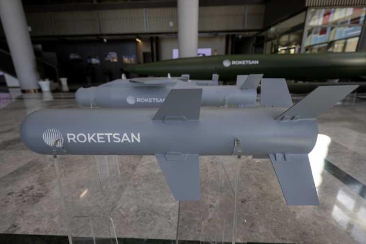 <p><span style="color:rgb(178, 34, 34)"><strong>CİRO VE İHRACAT ARTIYOR, BÜYÜME SINIRLARA SIĞMIYOR</strong></span></p>

<p> </p>

<p>Murat İkinci, 2025 yılının Roketsan açısından hem teknolojik sıçrama hem de küresel ölçekte görünürlüğün güçlendiği bir yıl olduğunu söyledi.</p>
