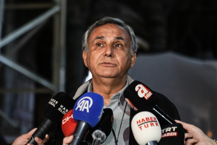 <p>Çalışmalar esnasında cami içerisinde görüntülenen araçlara ilişkin basın mensuplarına açıklamada bulunan Ayasofya Bilim Kurulu Üyesi Prof. Dr. Ahmet Güleç, açığa çıkan bir yanlış anlaşılmayı düzeltmek üzere basın toplantısını gerçekleştirdiklerini belirterek, <strong><em>"Ayasofya'nın içinde yaptığımız platformu görüyorsunuz. İskelelerin kurulması için içeriye birtakım cihazların da girmesi lazım. Bunlar ağır iskeleler. Burada yapılsaydı eğer kaynak ve benzeri işlemlerden dolayı daha tehlikeli bir durum olacaktı. Onun için dışarıda hazırlanıp bloklar halinde buraya geliyor ve yerlerine yerleştiriliyor."</em></strong> dedi.</p>
