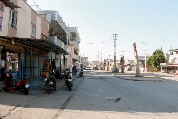 <p><span style="color:#B22222"><strong>TÜRKİYE'NİN EN TEHLİKELİ MAHALLESİ</strong></span></p>

<p> </p>

<p>Sosyal medya ve basında yer alan haberlerden yola çıkılarak yapılan yapay zeka araştırmasına göre Türkiye’nin en tehlikeli şehir ve mahalleleri listesinde, İstanbul ve Ankara’nın bazı mahallelerinden sonra Adana’nın Yüreğir ilçesi 19 Mayıs Mahallesi yer aldı. </p>
