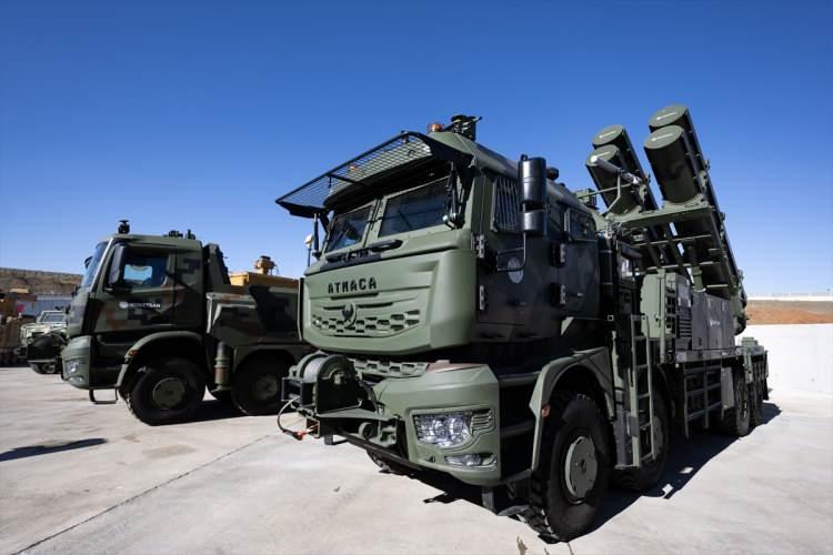 <p><span style="color:rgb(178, 34, 34)"><strong>LAZER SİLAHIYLA MAKSİMUM HASSASİYET, MİNİMUM RİSK</strong></span></p>

<p> </p>

<p>İkinci, <strong>"lazer silahı"</strong> olarak da nitelendirilen ALKA'nın en dikkat çekici üstünlüklerinden bir diğerinin ise ikincil hasara yol açmadan görev icra edebilmesi olduğunu söyledi.</p>

<p>Bu özelliğin hassasiyet ve güvenliğin kritik önem taşıdığı operasyonel senaryolarda sistemi son derece değerli kıldığına işaret eden İkinci, şunları kaydetti:</p>
